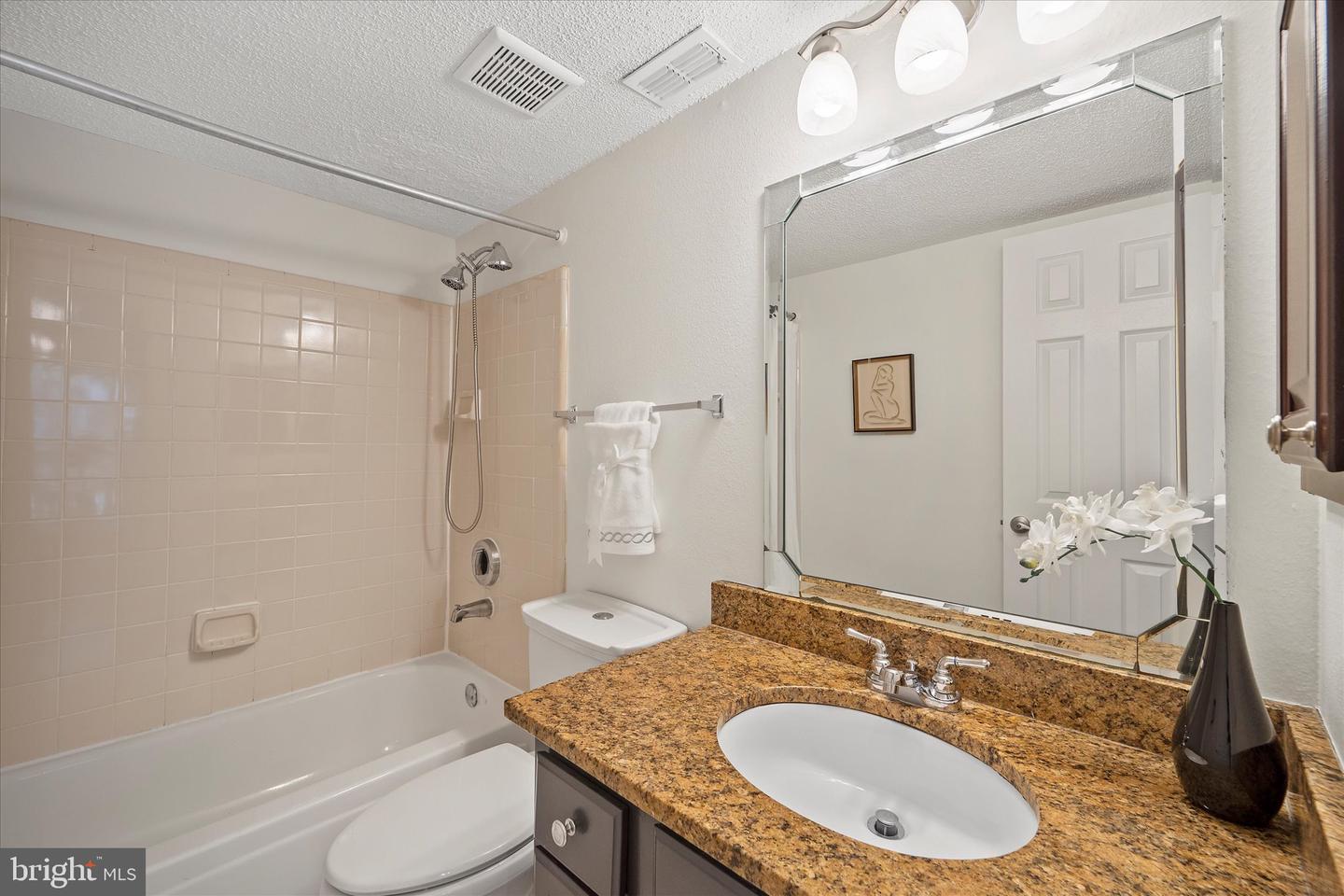 1524 LINCOLN WAY #111, MCLEAN, Virginia 22102, 2 Bedrooms Bedrooms, ,2 BathroomsBathrooms,Residential,For sale,1524 LINCOLN WAY #111,VAFX2244570 MLS # VAFX2244570