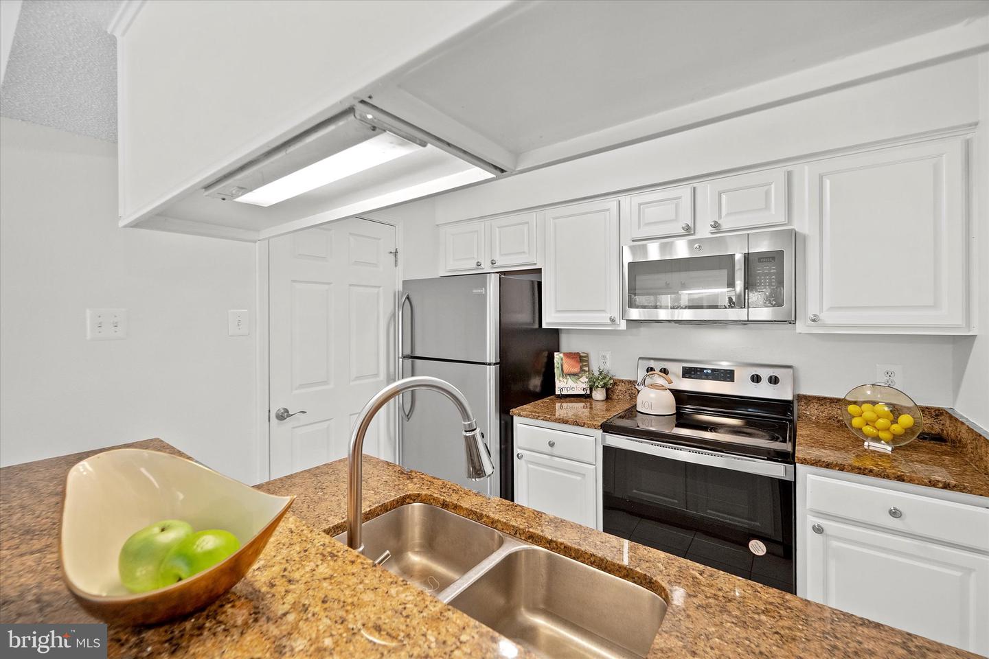 1524 LINCOLN WAY #111, MCLEAN, Virginia 22102, 2 Bedrooms Bedrooms, ,2 BathroomsBathrooms,Residential,For sale,1524 LINCOLN WAY #111,VAFX2244570 MLS # VAFX2244570
