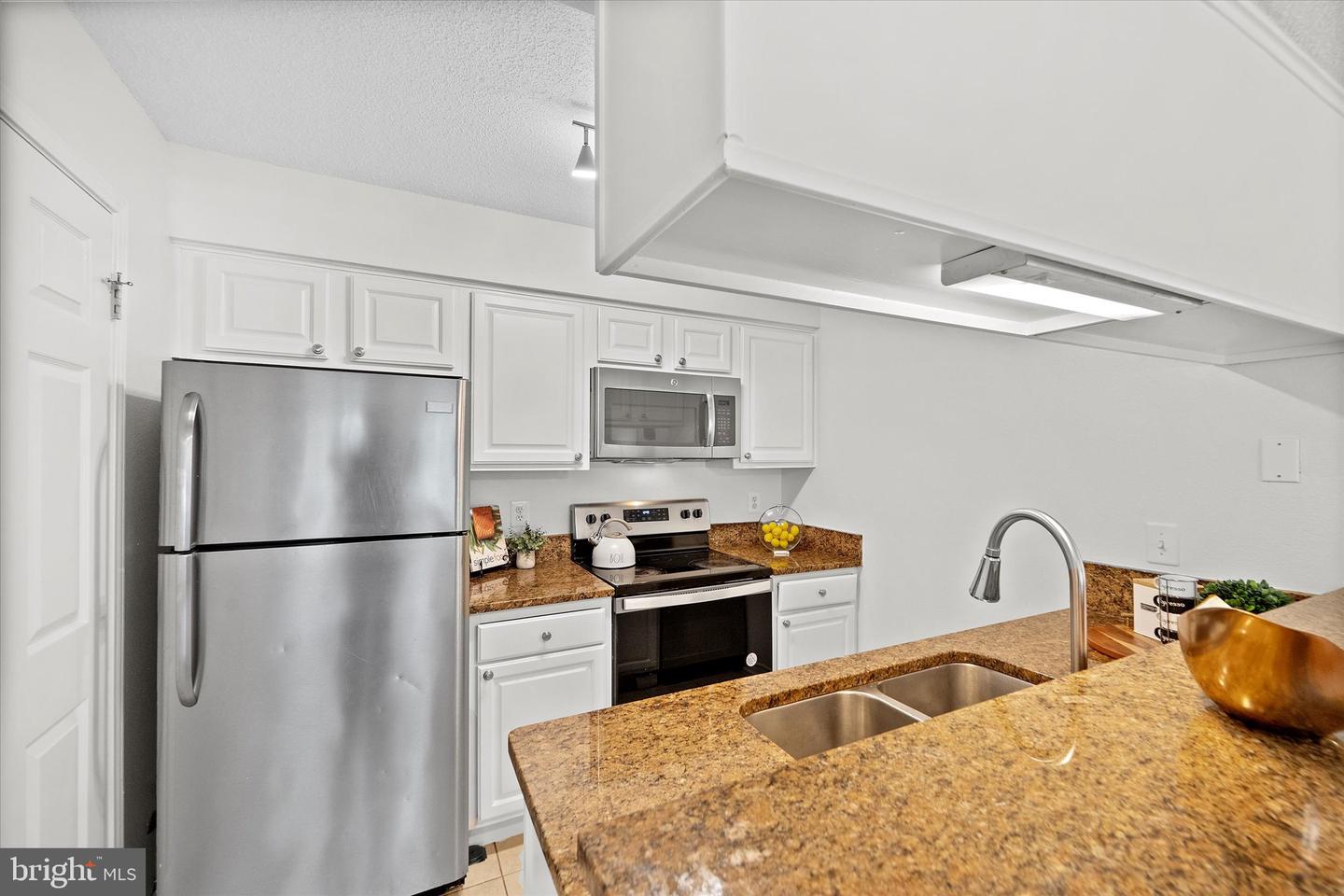 1524 LINCOLN WAY #111, MCLEAN, Virginia 22102, 2 Bedrooms Bedrooms, ,2 BathroomsBathrooms,Residential,For sale,1524 LINCOLN WAY #111,VAFX2244570 MLS # VAFX2244570