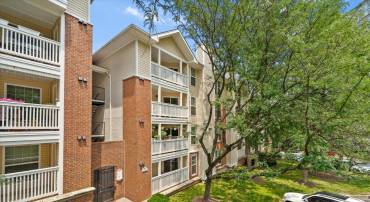 1524 LINCOLN WAY #111, MCLEAN, Virginia 22102, 2 Bedrooms Bedrooms, ,2 BathroomsBathrooms,Residential,For sale,1524 LINCOLN WAY #111,VAFX2244570 MLS # VAFX2244570