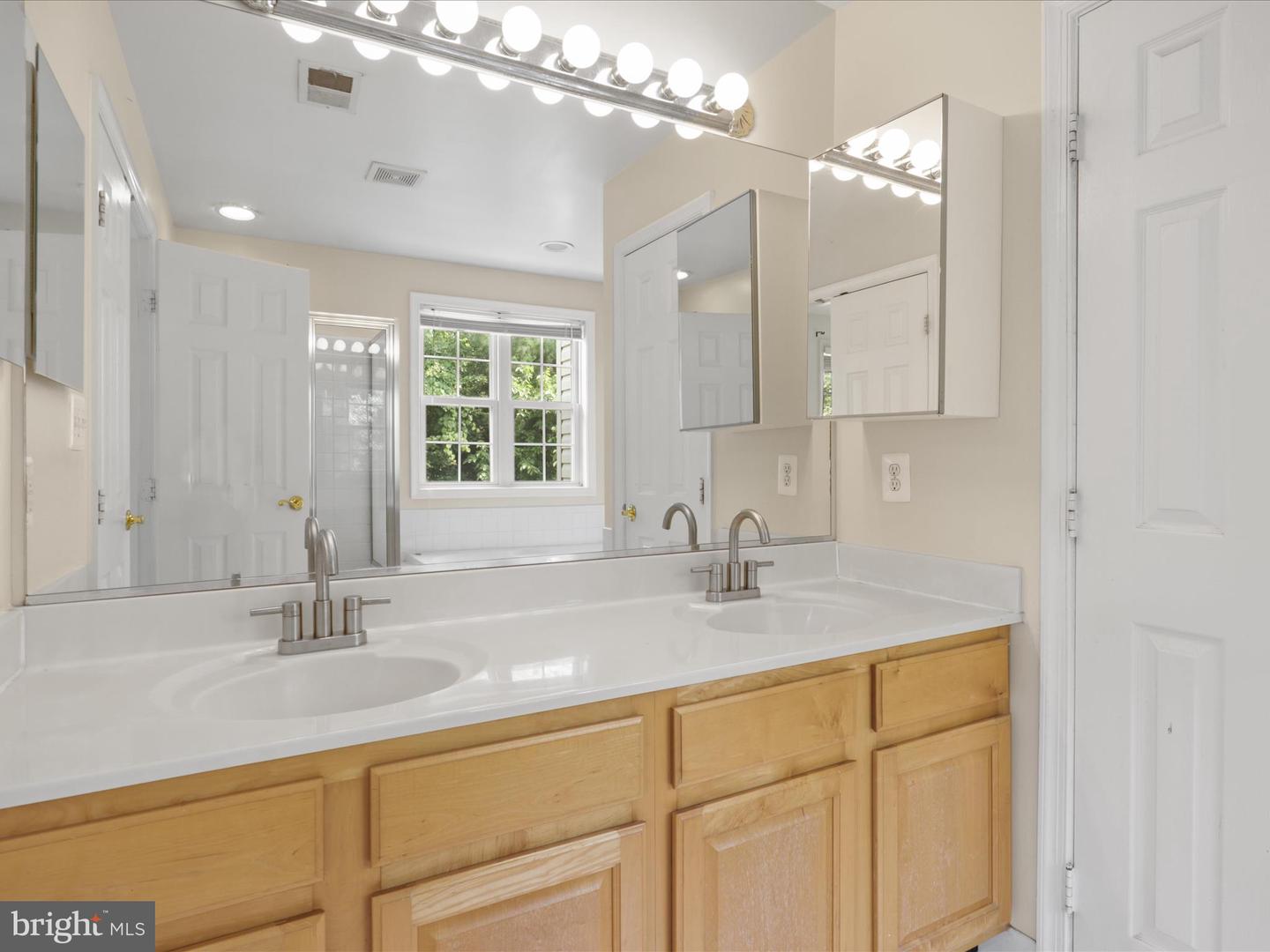 13595 CEDAR RUN LN, HERNDON, Virginia 20171, 3 Bedrooms Bedrooms, 3 Rooms Rooms,3 BathroomsBathrooms,Residential,For sale,13595 CEDAR RUN LN,VAFX2247758 MLS # VAFX2247758