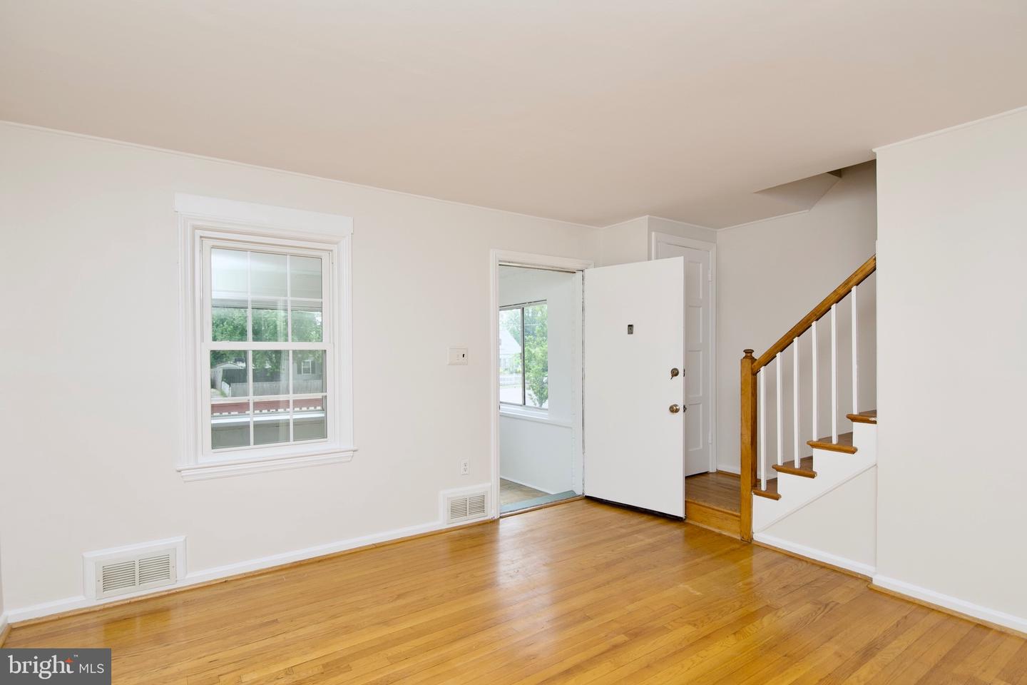 6016 N KINGS HWY, ALEXANDRIA, Virginia 22303, 2 Bedrooms Bedrooms, ,2 BathroomsBathrooms,Residential,For sale,6016 N KINGS HWY,VAFX2249010 MLS # VAFX2249010