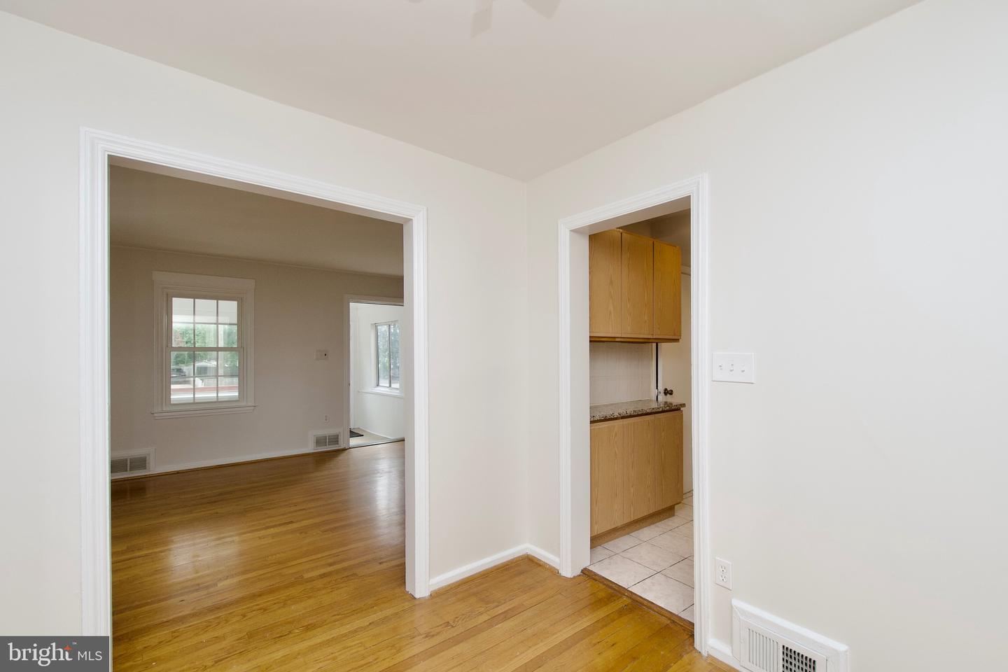 6016 N KINGS HWY, ALEXANDRIA, Virginia 22303, 2 Bedrooms Bedrooms, ,2 BathroomsBathrooms,Residential,For sale,6016 N KINGS HWY,VAFX2249010 MLS # VAFX2249010