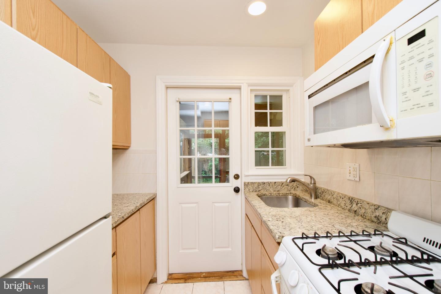 6016 N KINGS HWY, ALEXANDRIA, Virginia 22303, 2 Bedrooms Bedrooms, ,2 BathroomsBathrooms,Residential,For sale,6016 N KINGS HWY,VAFX2249010 MLS # VAFX2249010