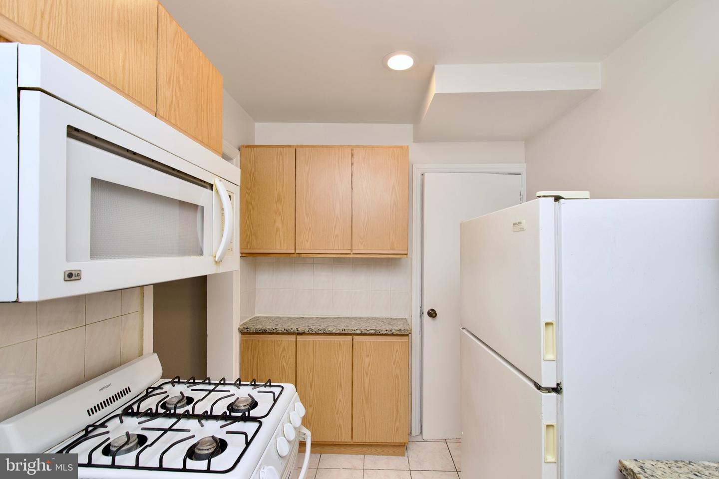 6016 N KINGS HWY, ALEXANDRIA, Virginia 22303, 2 Bedrooms Bedrooms, ,2 BathroomsBathrooms,Residential,For sale,6016 N KINGS HWY,VAFX2249010 MLS # VAFX2249010