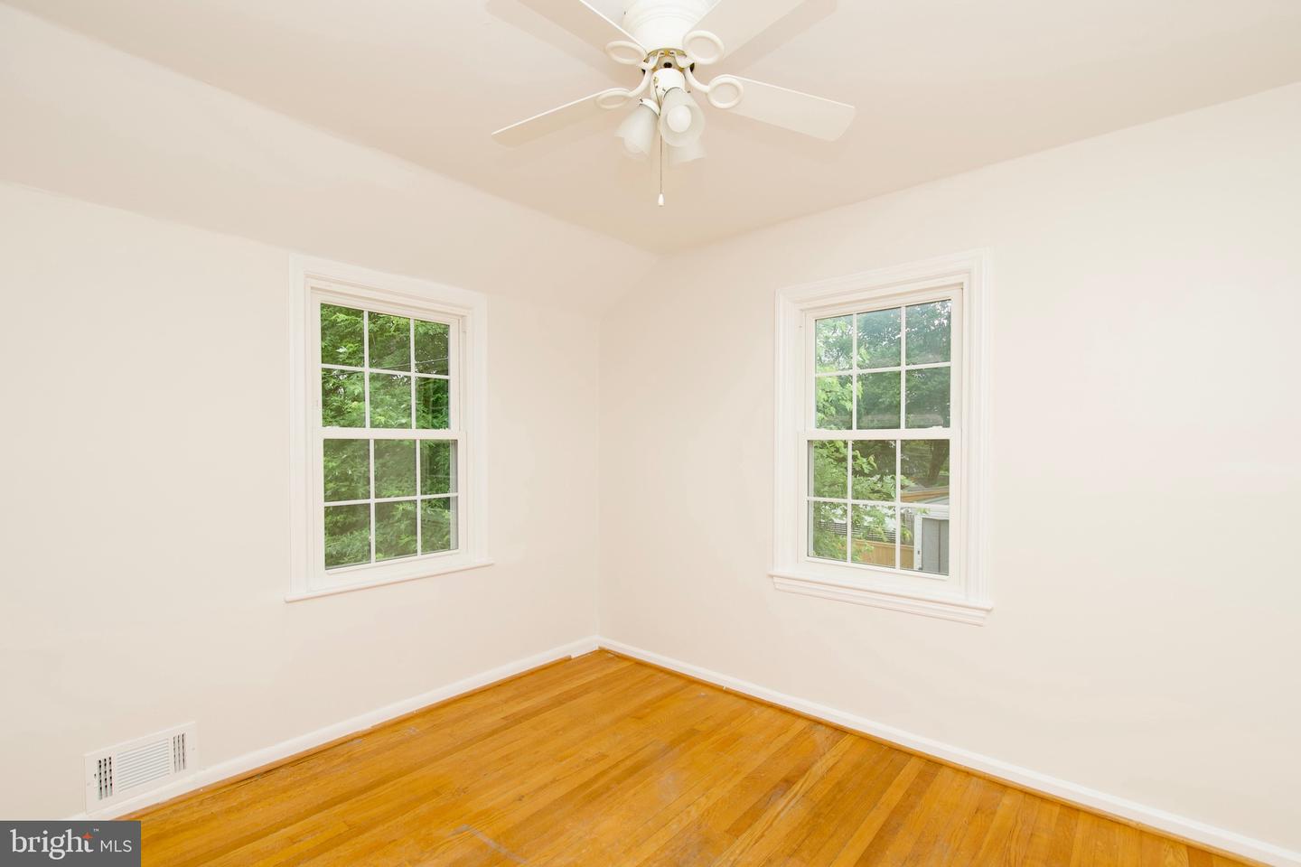 6016 N KINGS HWY, ALEXANDRIA, Virginia 22303, 2 Bedrooms Bedrooms, ,2 BathroomsBathrooms,Residential,For sale,6016 N KINGS HWY,VAFX2249010 MLS # VAFX2249010