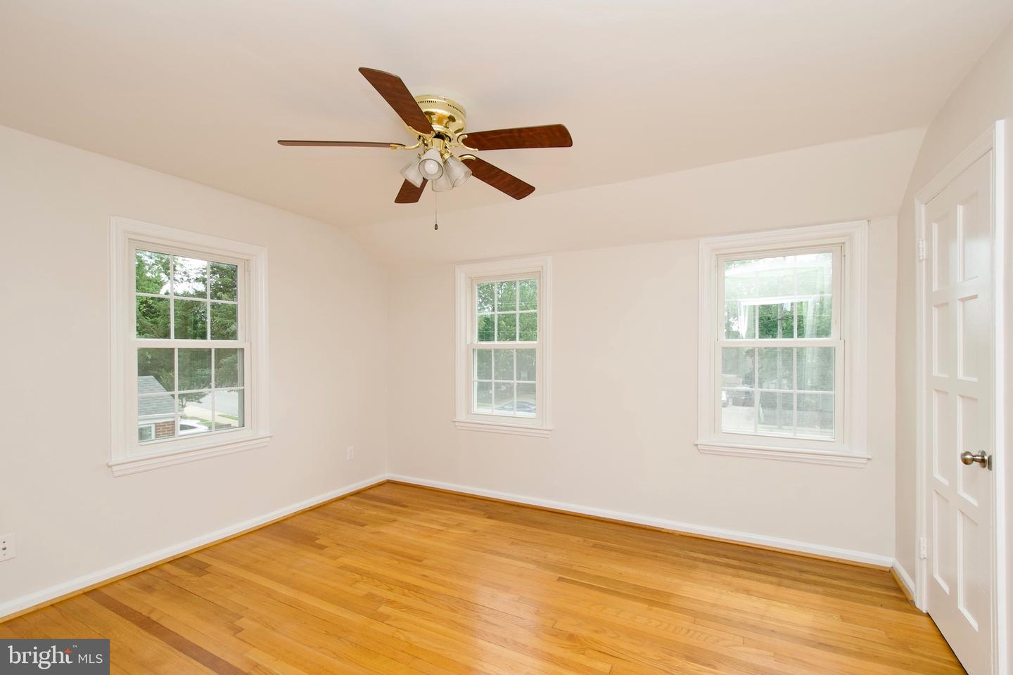 6016 N KINGS HWY, ALEXANDRIA, Virginia 22303, 2 Bedrooms Bedrooms, ,2 BathroomsBathrooms,Residential,For sale,6016 N KINGS HWY,VAFX2249010 MLS # VAFX2249010