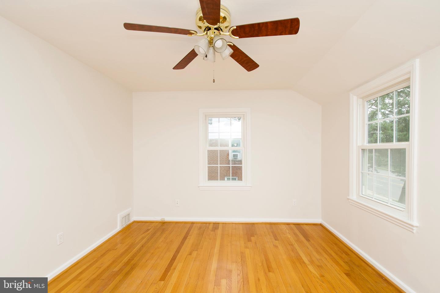 6016 N KINGS HWY, ALEXANDRIA, Virginia 22303, 2 Bedrooms Bedrooms, ,2 BathroomsBathrooms,Residential,For sale,6016 N KINGS HWY,VAFX2249010 MLS # VAFX2249010