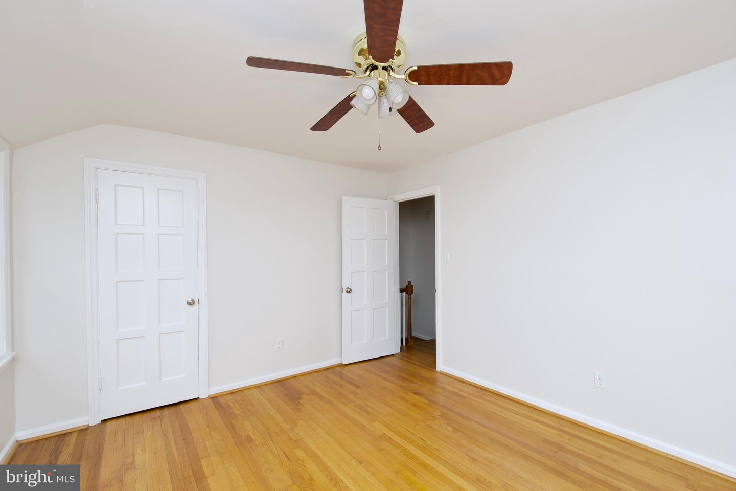 6016 N KINGS HWY, ALEXANDRIA, Virginia 22303, 2 Bedrooms Bedrooms, ,2 BathroomsBathrooms,Residential,For sale,6016 N KINGS HWY,VAFX2249010 MLS # VAFX2249010