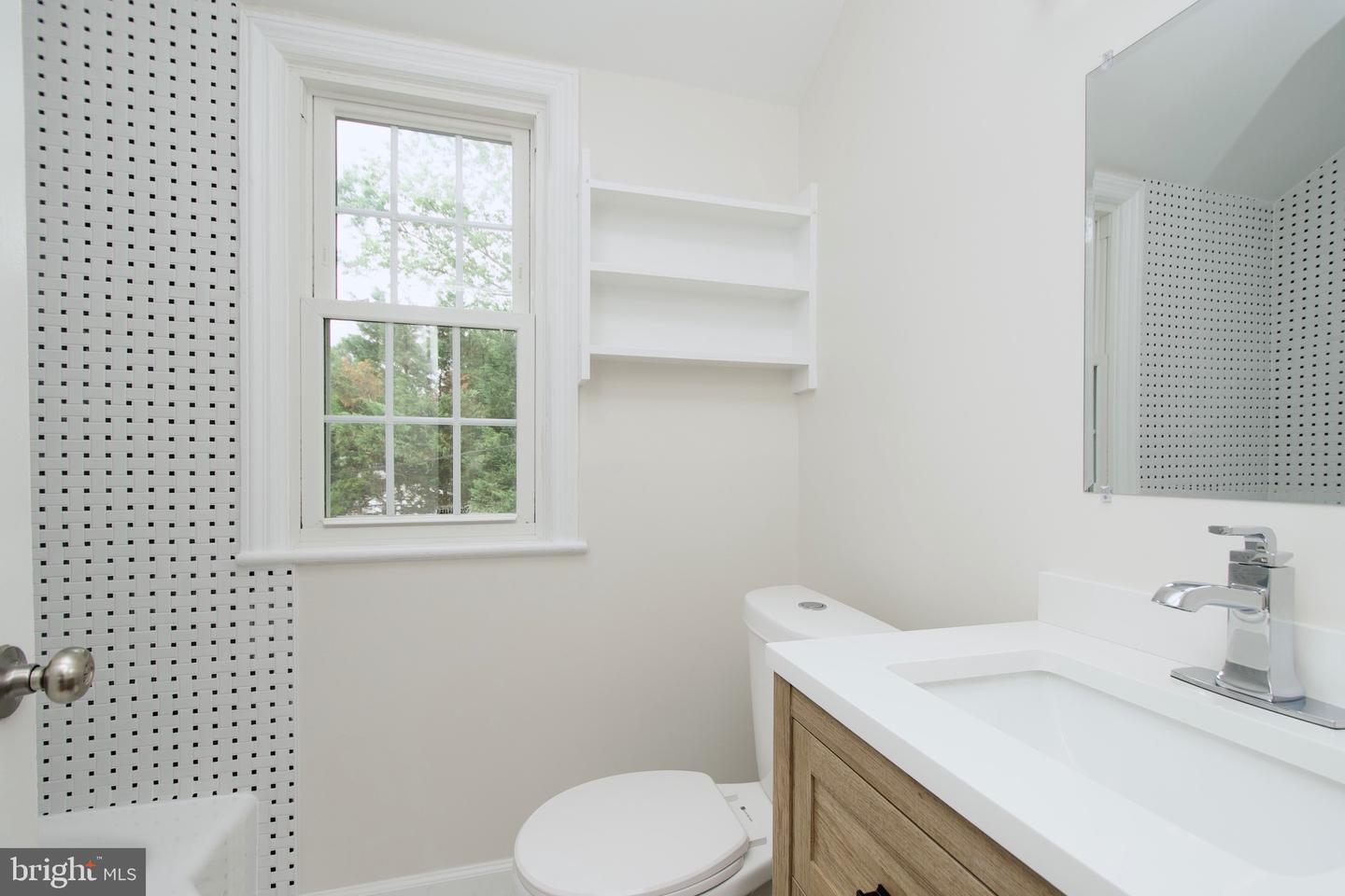6016 N KINGS HWY, ALEXANDRIA, Virginia 22303, 2 Bedrooms Bedrooms, ,2 BathroomsBathrooms,Residential,For sale,6016 N KINGS HWY,VAFX2249010 MLS # VAFX2249010