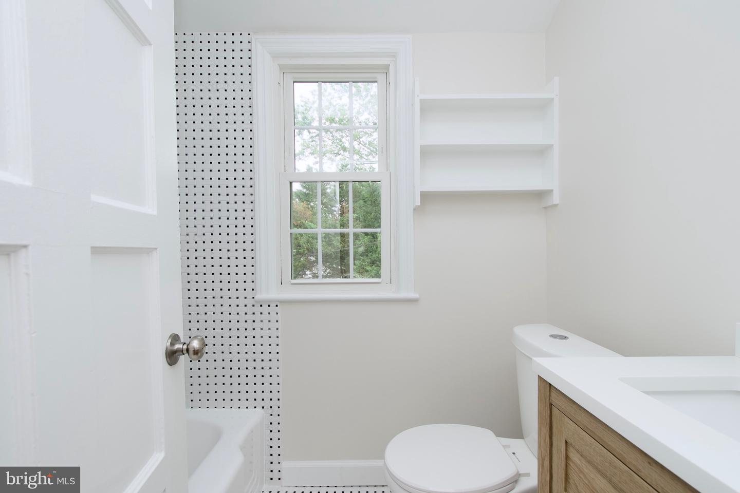 6016 N KINGS HWY, ALEXANDRIA, Virginia 22303, 2 Bedrooms Bedrooms, ,2 BathroomsBathrooms,Residential,For sale,6016 N KINGS HWY,VAFX2249010 MLS # VAFX2249010