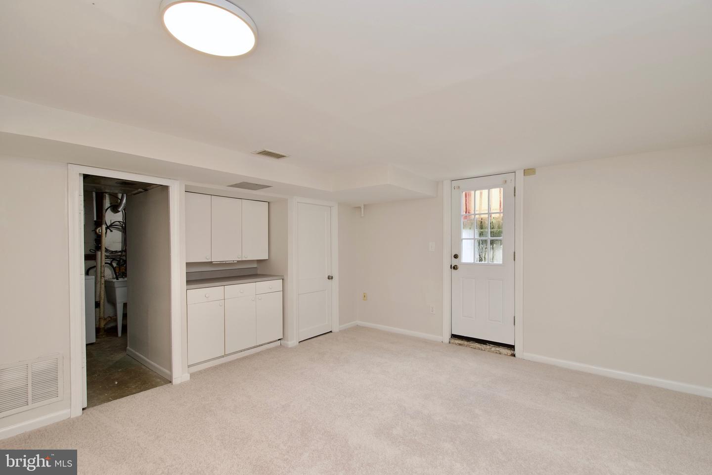 6016 N KINGS HWY, ALEXANDRIA, Virginia 22303, 2 Bedrooms Bedrooms, ,2 BathroomsBathrooms,Residential,For sale,6016 N KINGS HWY,VAFX2249010 MLS # VAFX2249010