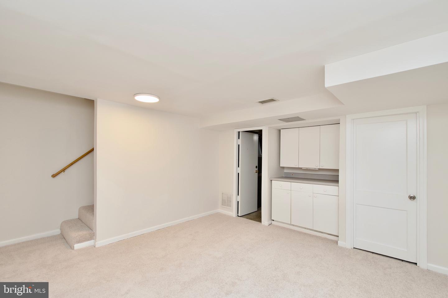 6016 N KINGS HWY, ALEXANDRIA, Virginia 22303, 2 Bedrooms Bedrooms, ,2 BathroomsBathrooms,Residential,For sale,6016 N KINGS HWY,VAFX2249010 MLS # VAFX2249010