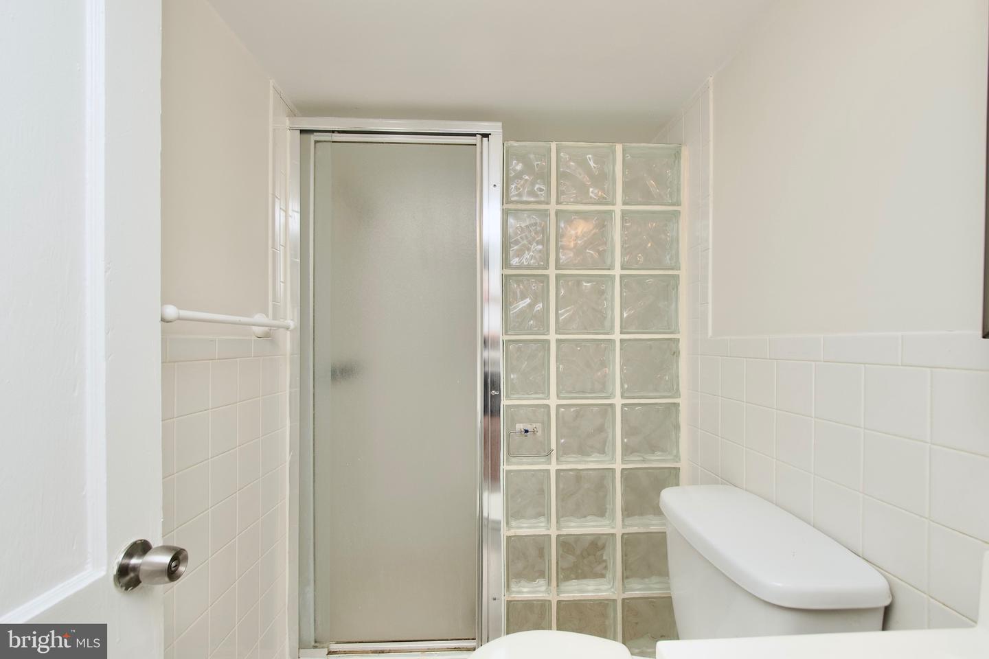 6016 N KINGS HWY, ALEXANDRIA, Virginia 22303, 2 Bedrooms Bedrooms, ,2 BathroomsBathrooms,Residential,For sale,6016 N KINGS HWY,VAFX2249010 MLS # VAFX2249010