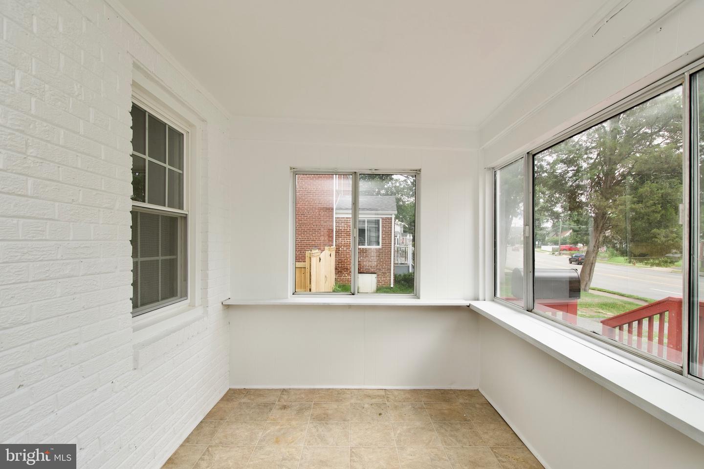 6016 N KINGS HWY, ALEXANDRIA, Virginia 22303, 2 Bedrooms Bedrooms, ,2 BathroomsBathrooms,Residential,For sale,6016 N KINGS HWY,VAFX2249010 MLS # VAFX2249010