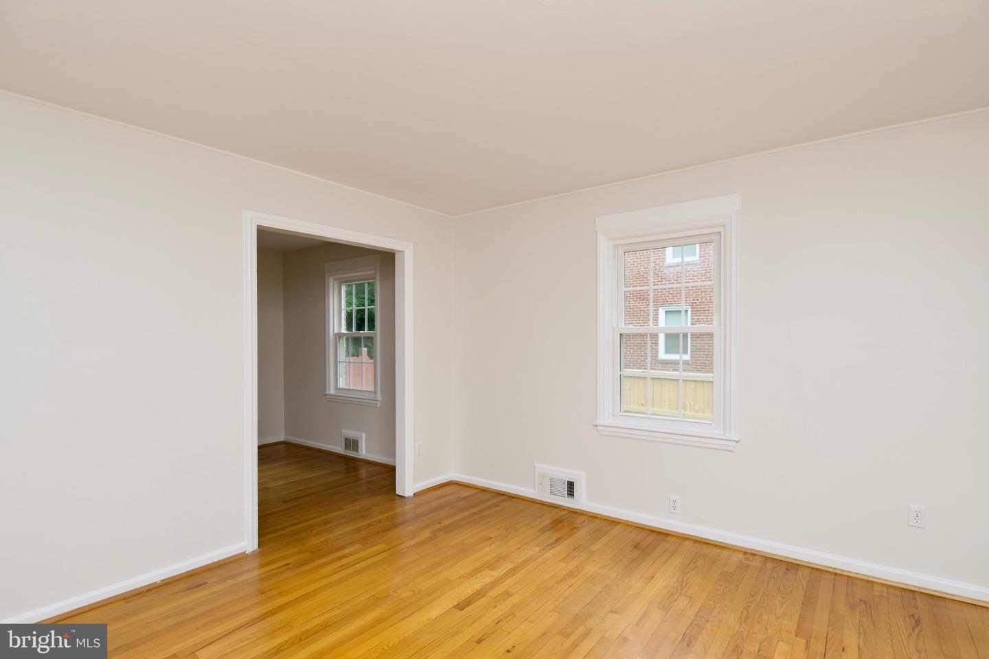 6016 N KINGS HWY, ALEXANDRIA, Virginia 22303, 2 Bedrooms Bedrooms, ,2 BathroomsBathrooms,Residential,For sale,6016 N KINGS HWY,VAFX2249010 MLS # VAFX2249010