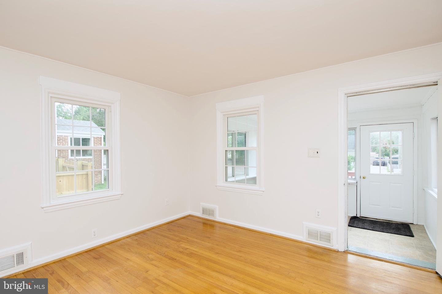 6016 N KINGS HWY, ALEXANDRIA, Virginia 22303, 2 Bedrooms Bedrooms, ,2 BathroomsBathrooms,Residential,For sale,6016 N KINGS HWY,VAFX2249010 MLS # VAFX2249010