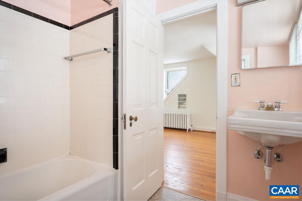 1614 MEADOWBROOK HEIGHTS RD, CHARLOTTESVILLE, Virginia 22901, 3 Bedrooms Bedrooms, ,2 BathroomsBathrooms,Residential,For sale,1614 MEADOWBROOK HEIGHTS RD,665855 MLS # 665855