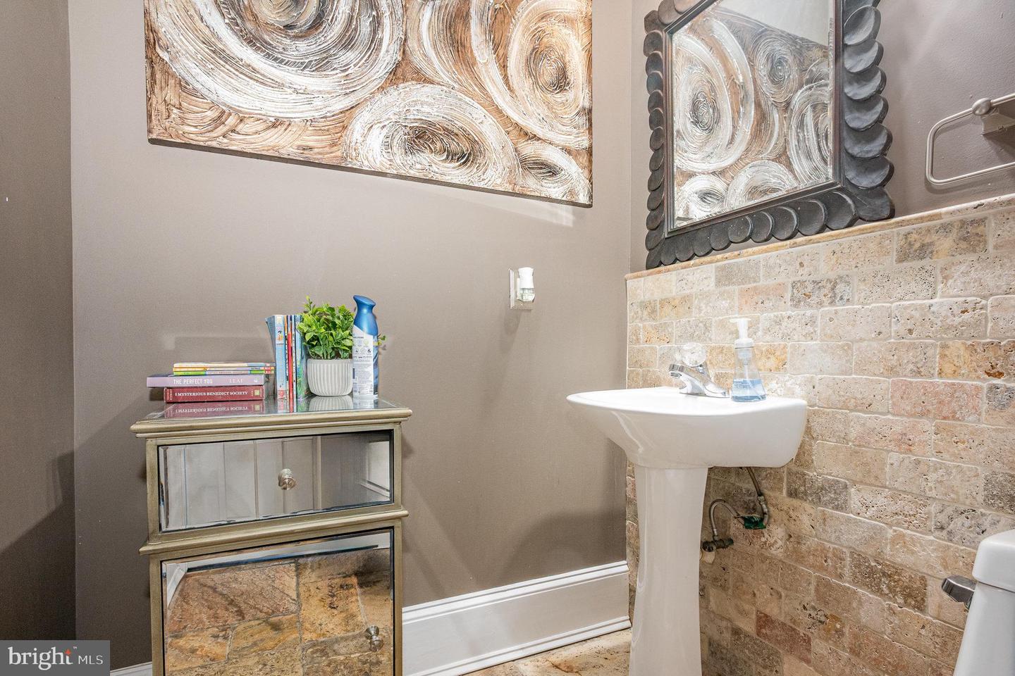 912 7TH ST NE, WASHINGTON, District Of Columbia 20002, 3 Bedrooms Bedrooms, ,1 BathroomBathrooms,Residential,For sale,912 7TH ST NE,DCDC2206582 MLS # DCDC2206582