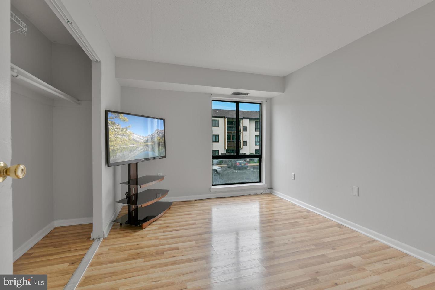 623 CENTER ST #101, HERNDON, Virginia 20170, 2 Bedrooms Bedrooms, 7 Rooms Rooms,2 BathroomsBathrooms,Residential,For sale,623 CENTER ST #101,VAFX2234154 MLS # VAFX2234154