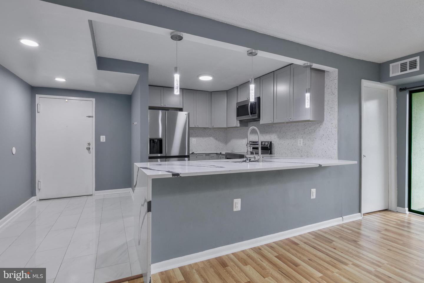 623 CENTER ST #101, HERNDON, Virginia 20170, 2 Bedrooms Bedrooms, 7 Rooms Rooms,2 BathroomsBathrooms,Residential,For sale,623 CENTER ST #101,VAFX2234154 MLS # VAFX2234154