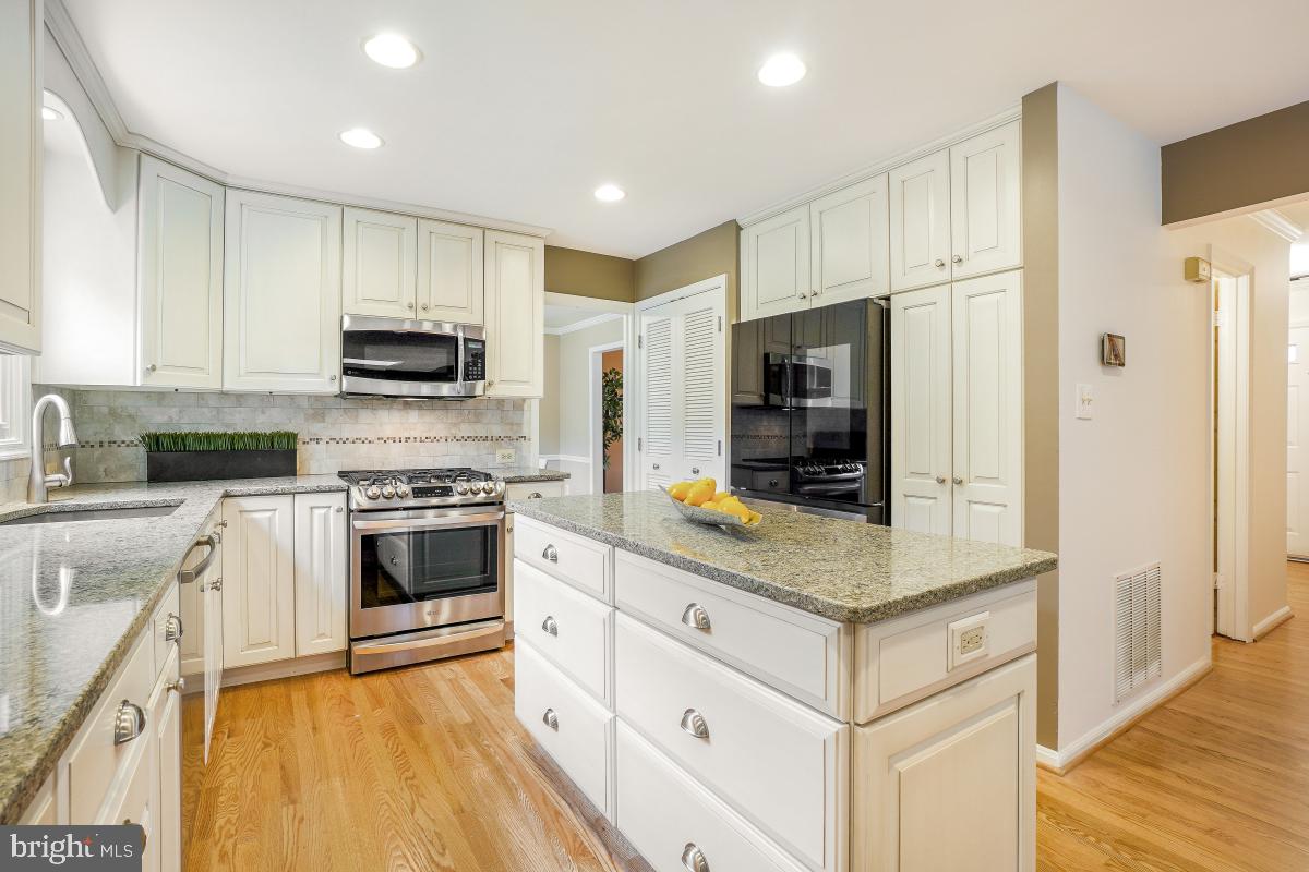 5205 DUNLEIGH DR, BURKE, Virginia 22015, 4 Bedrooms Bedrooms, ,2 BathroomsBathrooms,Residential,For sale,5205 DUNLEIGH DR,VAFX2235936 MLS # VAFX2235936