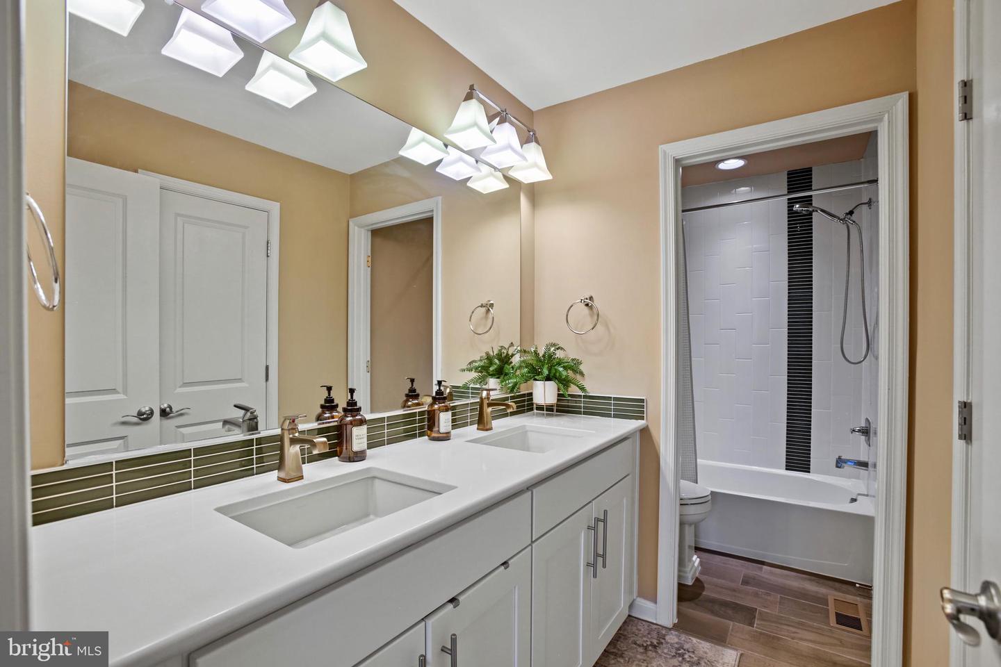 21529 WILLOW BREEZE SQ, ASHBURN, Virginia 20147, 3 Bedrooms Bedrooms, ,3 BathroomsBathrooms,Residential,For sale,21529 WILLOW BREEZE SQ,VALO2095732 MLS # VALO2095732