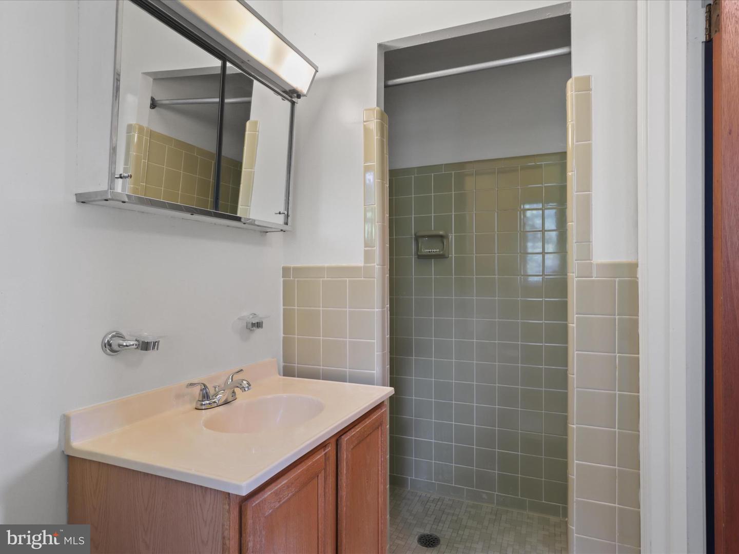 6542 35TH RD N, ARLINGTON, Virginia 22213, 6 Bedrooms Bedrooms, ,3 BathroomsBathrooms,Residential,For sale,6542 35TH RD N,VAAR2057330 MLS # VAAR2057330