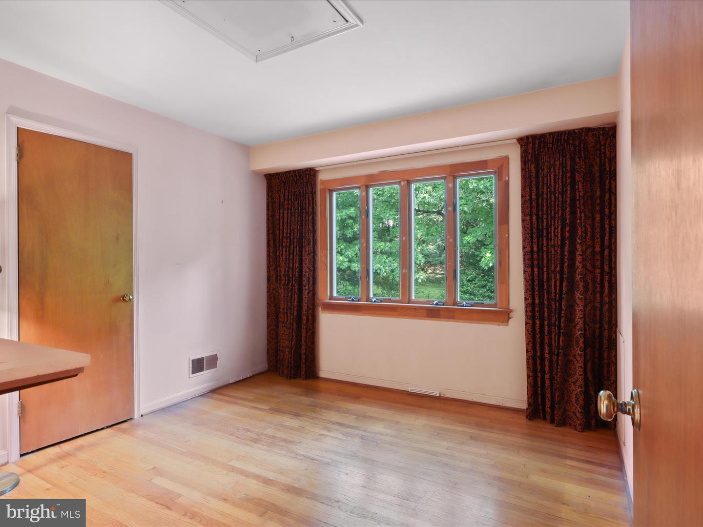 6542 35TH RD N, ARLINGTON, Virginia 22213, 6 Bedrooms Bedrooms, ,3 BathroomsBathrooms,Residential,For sale,6542 35TH RD N,VAAR2057330 MLS # VAAR2057330