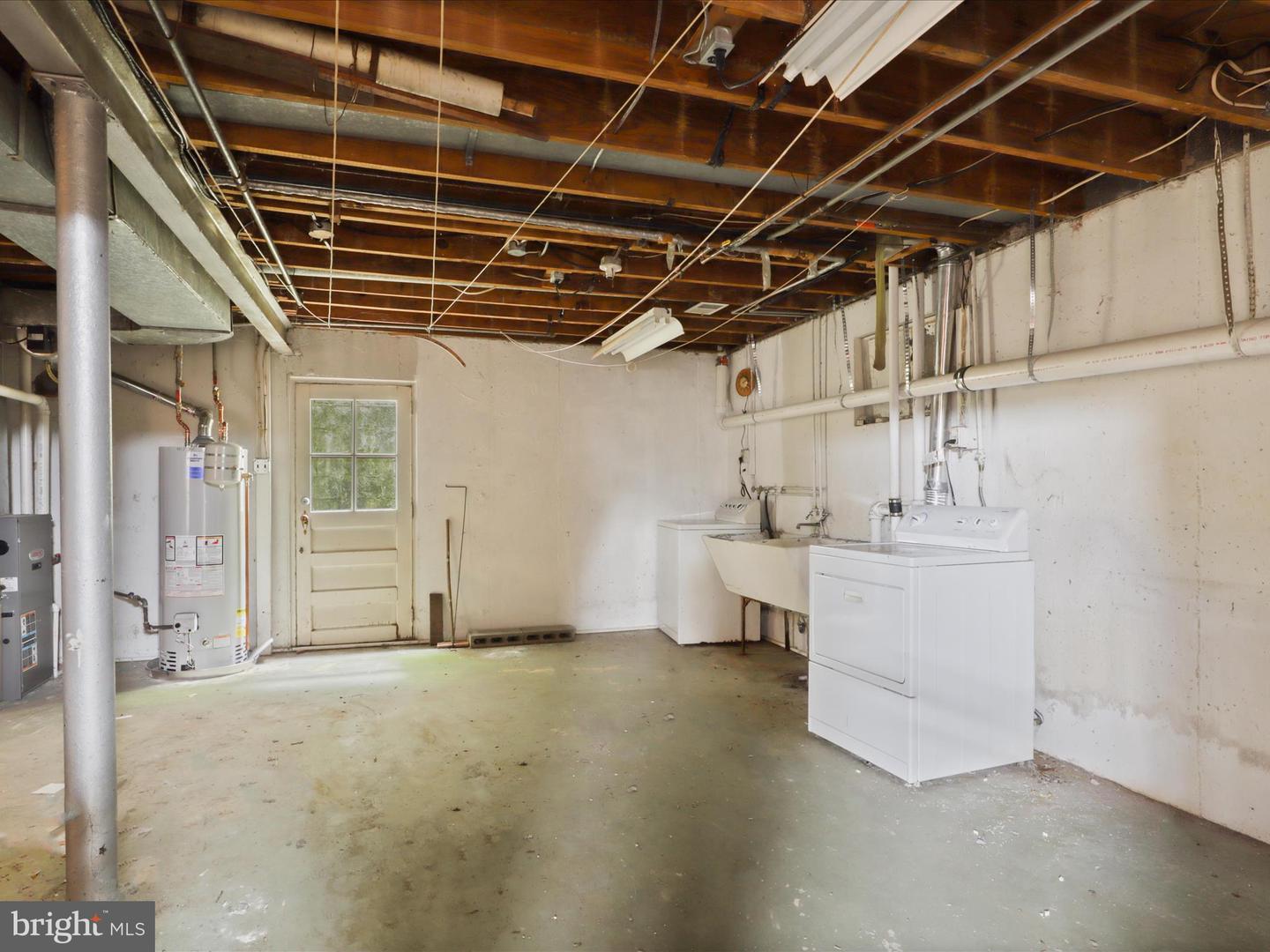 6542 35TH RD N, ARLINGTON, Virginia 22213, 6 Bedrooms Bedrooms, ,3 BathroomsBathrooms,Residential,For sale,6542 35TH RD N,VAAR2057330 MLS # VAAR2057330