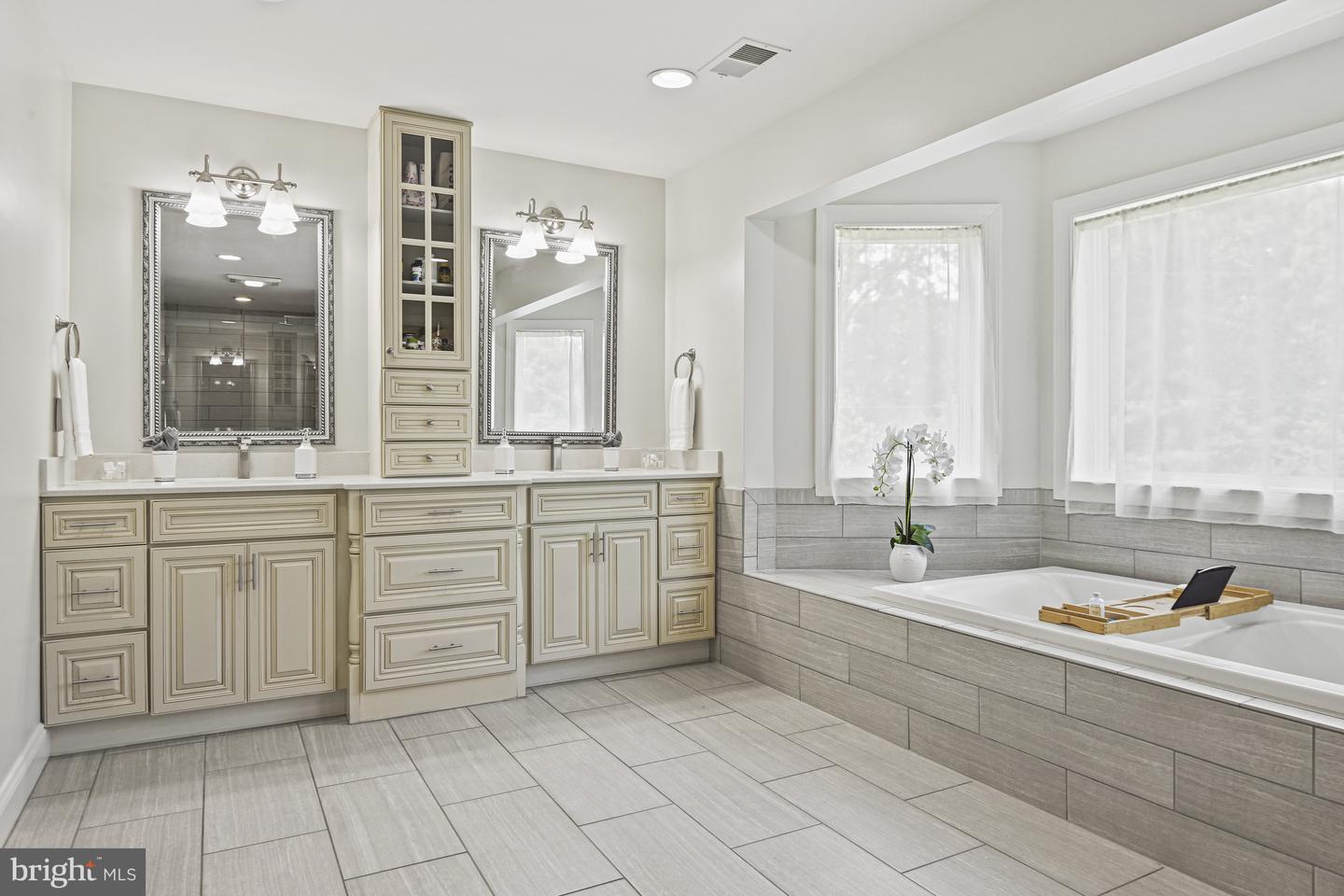 1016 BELLVIEW RD, MCLEAN, Virginia 22102, 5 Bedrooms Bedrooms, ,4 BathroomsBathrooms,Residential,For sale,1016 BELLVIEW RD,VAFX2241500 MLS # VAFX2241500