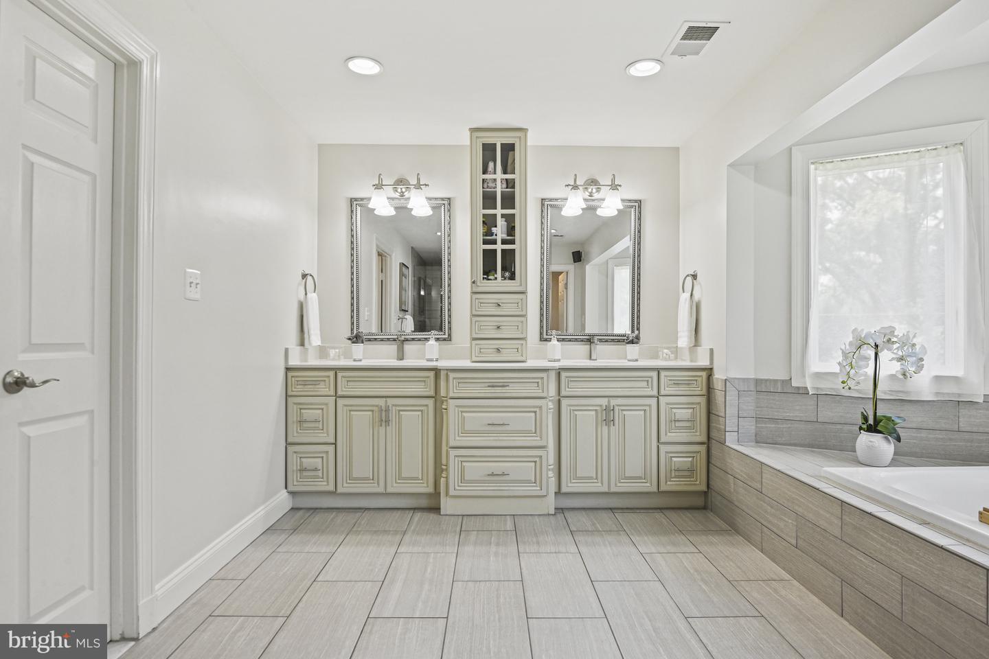 1016 BELLVIEW RD, MCLEAN, Virginia 22102, 5 Bedrooms Bedrooms, ,4 BathroomsBathrooms,Residential,For sale,1016 BELLVIEW RD,VAFX2241500 MLS # VAFX2241500