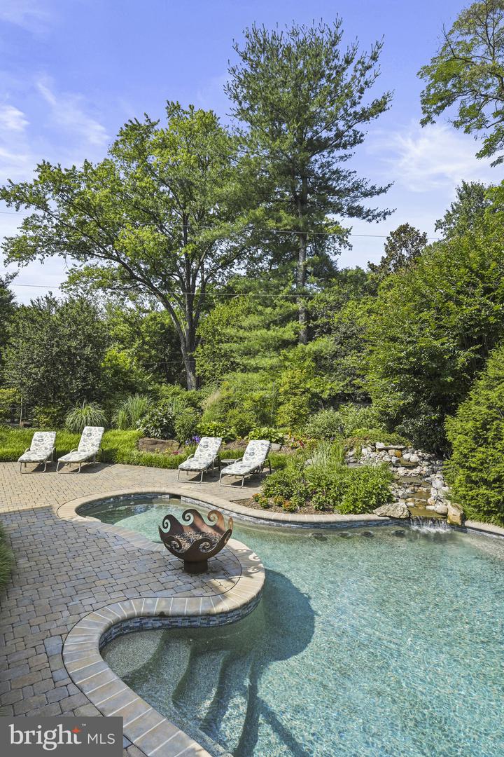 1016 BELLVIEW RD, MCLEAN, Virginia 22102, 5 Bedrooms Bedrooms, ,4 BathroomsBathrooms,Residential,For sale,1016 BELLVIEW RD,VAFX2241500 MLS # VAFX2241500