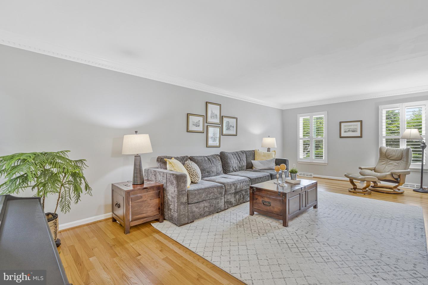9825 VALE RD, VIENNA, Virginia 22181, 4 Bedrooms Bedrooms, ,3 BathroomsBathrooms,Residential,For sale,9825 VALE RD,VAFX2242308 MLS # VAFX2242308