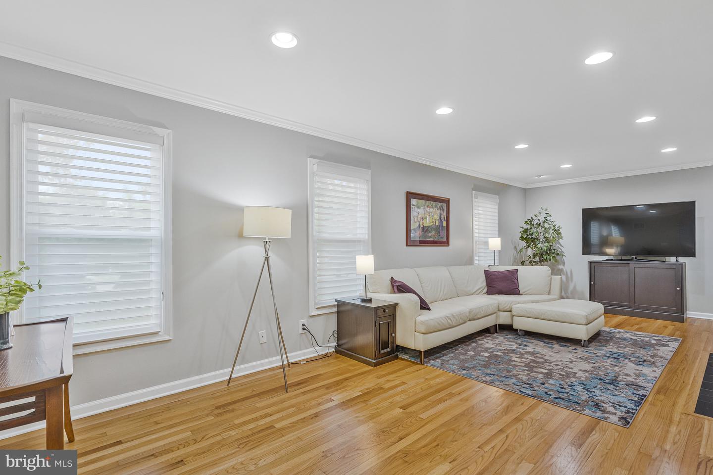 9825 VALE RD, VIENNA, Virginia 22181, 4 Bedrooms Bedrooms, ,3 BathroomsBathrooms,Residential,For sale,9825 VALE RD,VAFX2242308 MLS # VAFX2242308