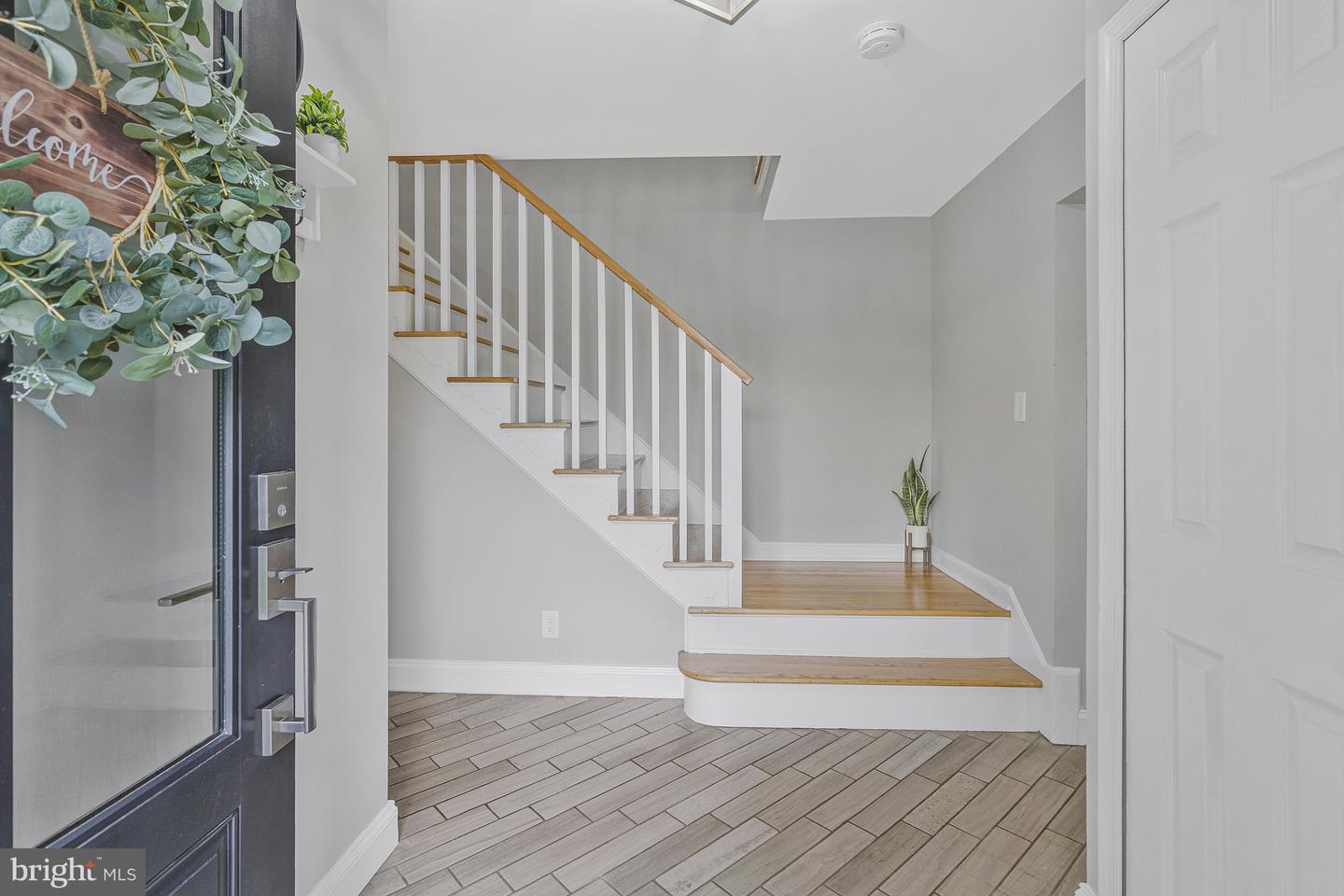 9825 VALE RD, VIENNA, Virginia 22181, 4 Bedrooms Bedrooms, ,3 BathroomsBathrooms,Residential,For sale,9825 VALE RD,VAFX2242308 MLS # VAFX2242308