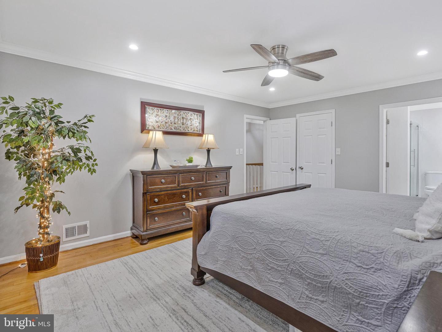 9825 VALE RD, VIENNA, Virginia 22181, 4 Bedrooms Bedrooms, ,3 BathroomsBathrooms,Residential,For sale,9825 VALE RD,VAFX2242308 MLS # VAFX2242308