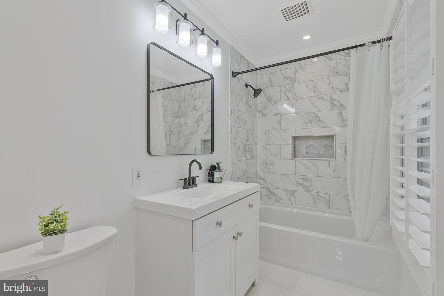 9825 VALE RD, VIENNA, Virginia 22181, 4 Bedrooms Bedrooms, ,3 BathroomsBathrooms,Residential,For sale,9825 VALE RD,VAFX2242308 MLS # VAFX2242308