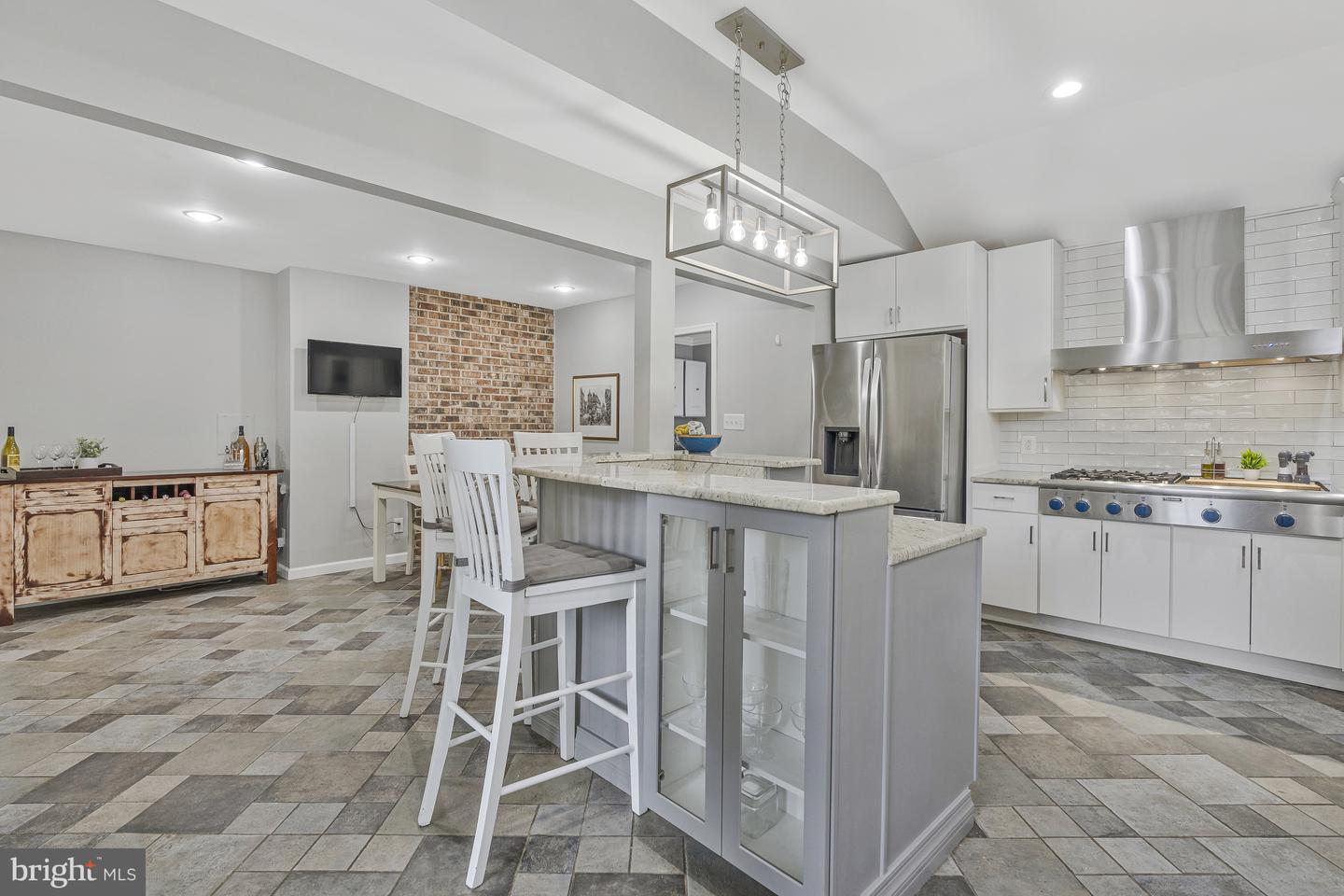 9825 VALE RD, VIENNA, Virginia 22181, 4 Bedrooms Bedrooms, ,3 BathroomsBathrooms,Residential,For sale,9825 VALE RD,VAFX2242308 MLS # VAFX2242308