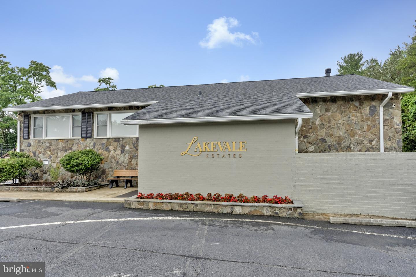 9825 VALE RD, VIENNA, Virginia 22181, 4 Bedrooms Bedrooms, ,3 BathroomsBathrooms,Residential,For sale,9825 VALE RD,VAFX2242308 MLS # VAFX2242308
