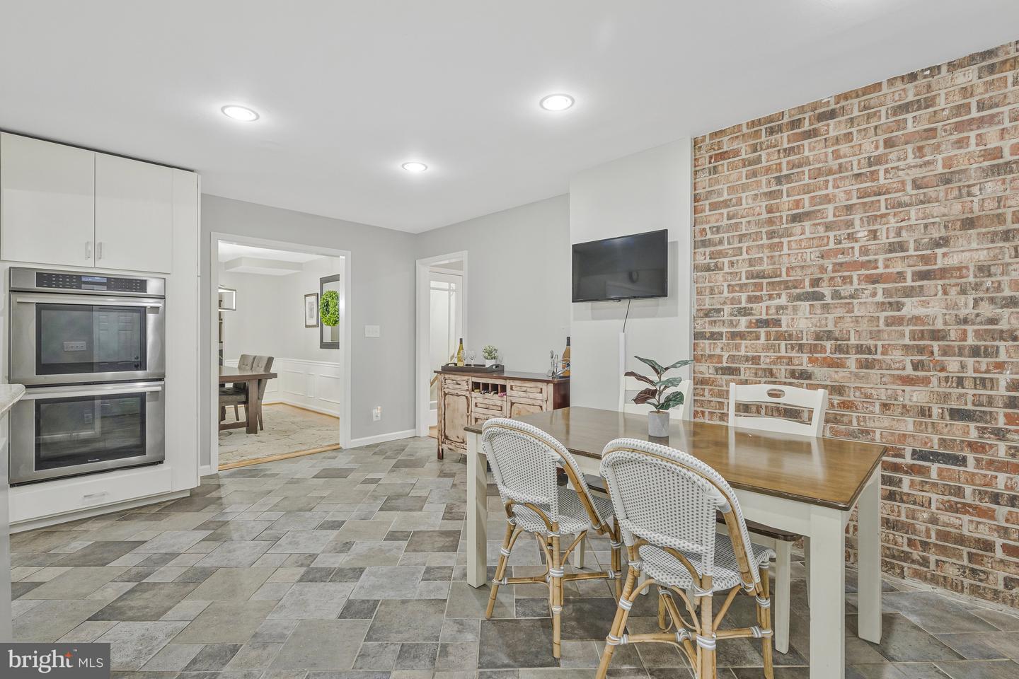 9825 VALE RD, VIENNA, Virginia 22181, 4 Bedrooms Bedrooms, ,3 BathroomsBathrooms,Residential,For sale,9825 VALE RD,VAFX2242308 MLS # VAFX2242308