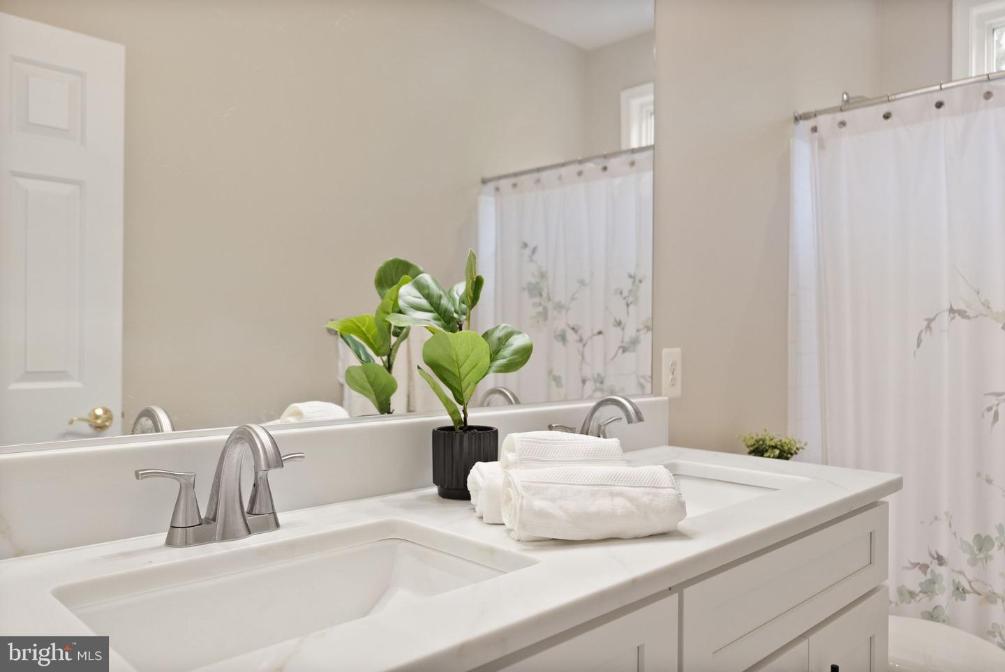 1814 WOODS EDGE DR NE, LEESBURG, Virginia 20176, 4 Bedrooms Bedrooms, ,2 BathroomsBathrooms,Residential,For sale,1814 WOODS EDGE DR NE,VALO2097766 MLS # VALO2097766