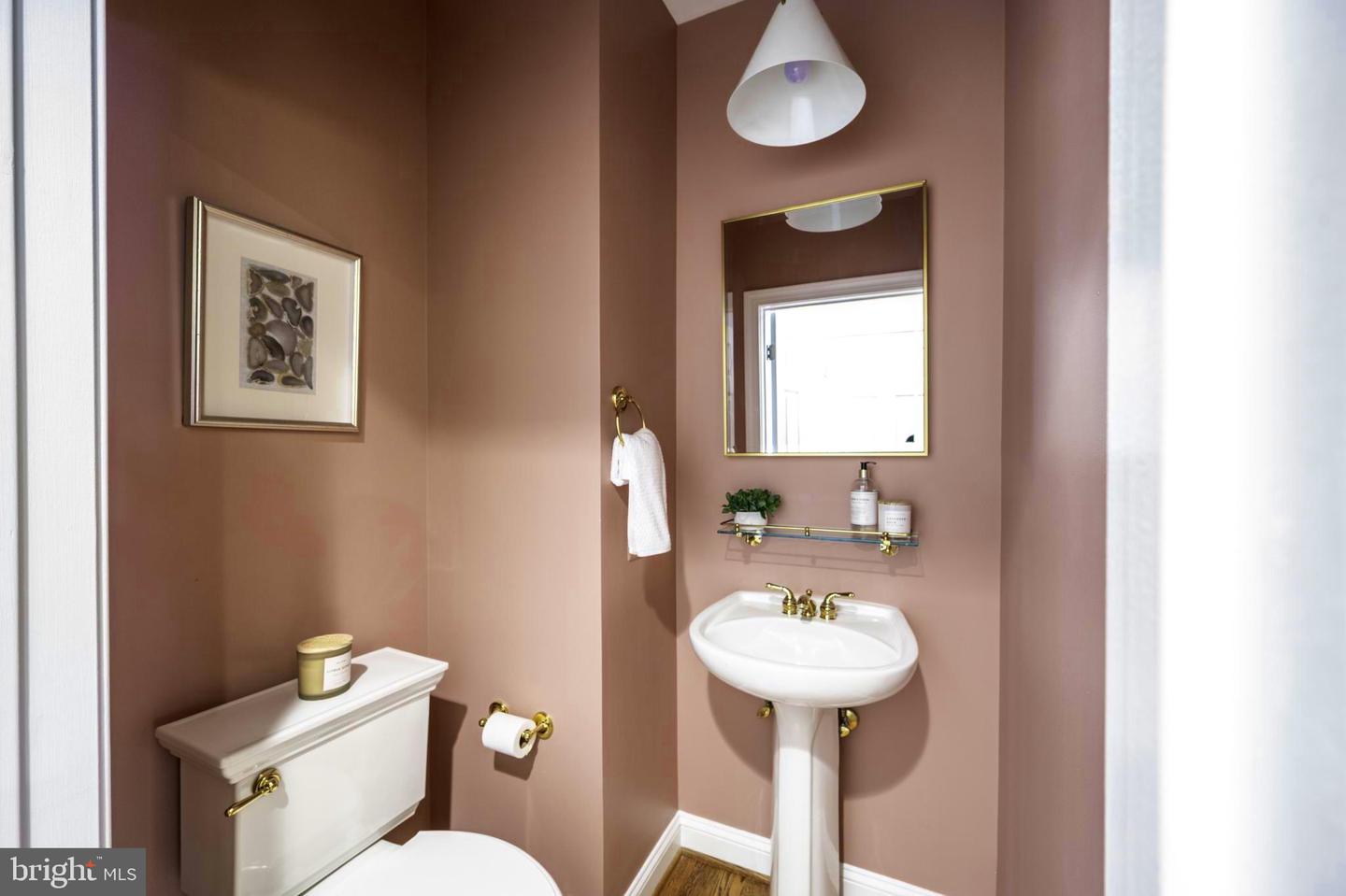 1106 ROUNDHOUSE LN, ALEXANDRIA, Virginia 22314, 3 Bedrooms Bedrooms, ,2 BathroomsBathrooms,Residential,For sale,1106 ROUNDHOUSE LN,VAAX2045820 MLS # VAAX2045820