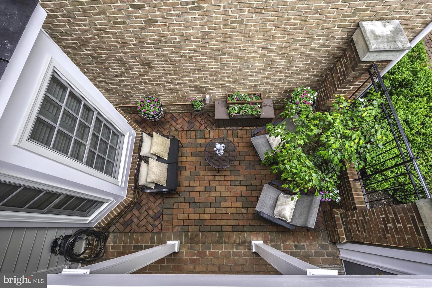 1106 ROUNDHOUSE LN, ALEXANDRIA, Virginia 22314, 3 Bedrooms Bedrooms, ,2 BathroomsBathrooms,Residential,For sale,1106 ROUNDHOUSE LN,VAAX2045820 MLS # VAAX2045820