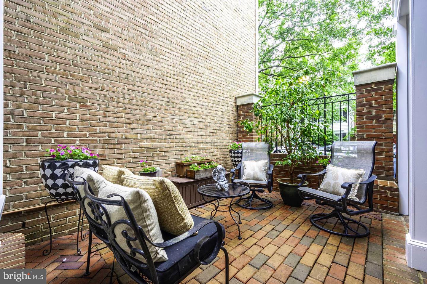 1106 ROUNDHOUSE LN, ALEXANDRIA, Virginia 22314, 3 Bedrooms Bedrooms, ,2 BathroomsBathrooms,Residential,For sale,1106 ROUNDHOUSE LN,VAAX2045820 MLS # VAAX2045820