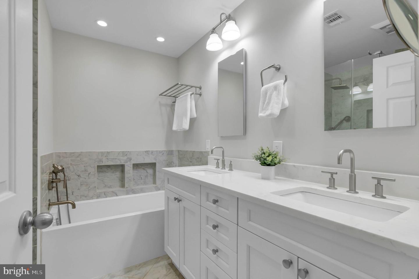 1122 S MONROE ST, ARLINGTON, Virginia 22204, 2 Bedrooms Bedrooms, ,2 BathroomsBathrooms,Residential,For sale,1122 S MONROE ST,VAAR2058370 MLS # VAAR2058370