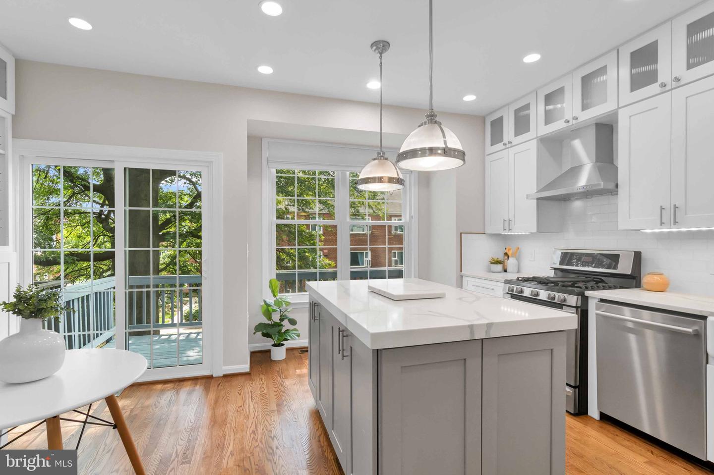 1122 S MONROE ST, ARLINGTON, Virginia 22204, 2 Bedrooms Bedrooms, ,2 BathroomsBathrooms,Residential,For sale,1122 S MONROE ST,VAAR2058370 MLS # VAAR2058370