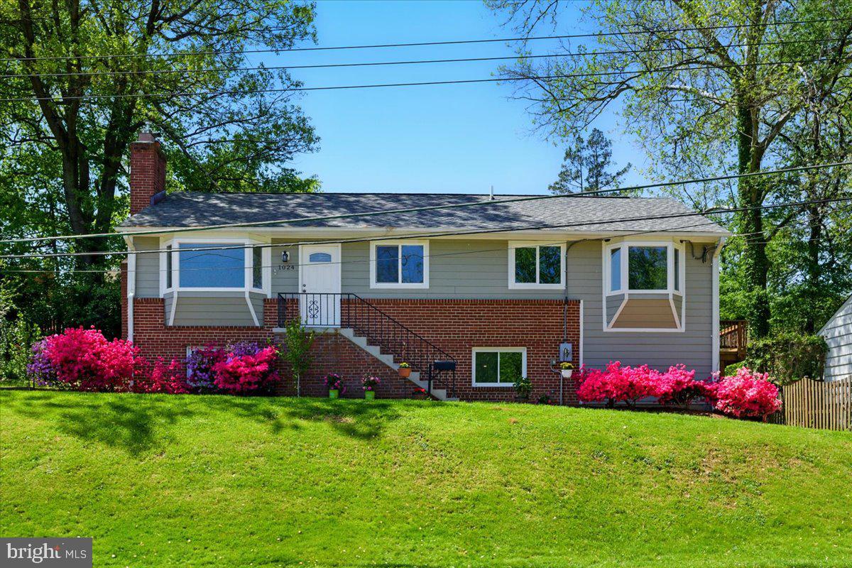 1024 N ARLINGTON MILL DR, ARLINGTON, Virginia 22205, 4 Bedrooms Bedrooms, ,3 BathroomsBathrooms,Residential,For sale,1024 N ARLINGTON MILL DR,VAAR2058426 MLS # VAAR2058426