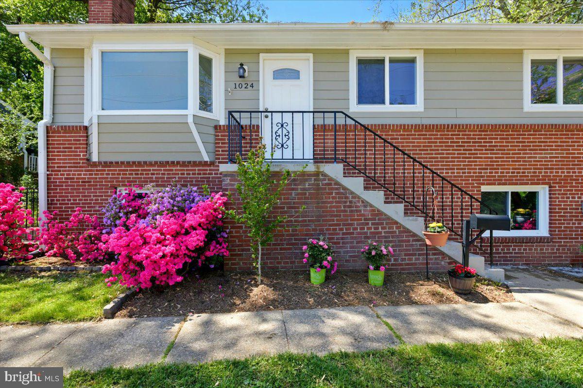 1024 N ARLINGTON MILL DR, ARLINGTON, Virginia 22205, 4 Bedrooms Bedrooms, ,3 BathroomsBathrooms,Residential,For sale,1024 N ARLINGTON MILL DR,VAAR2058426 MLS # VAAR2058426