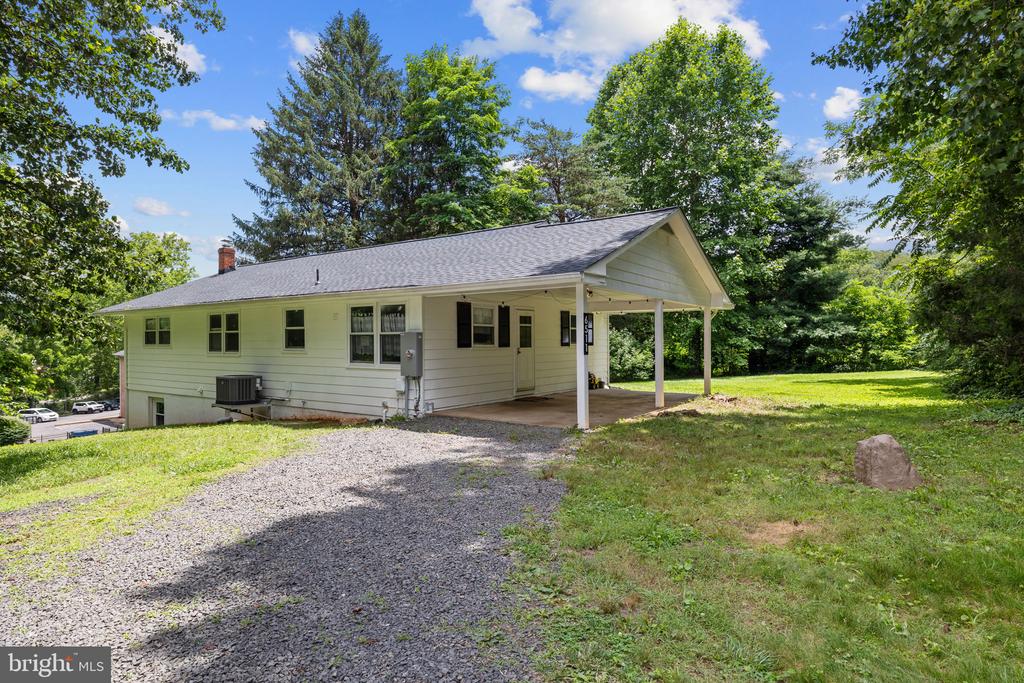 6511 BRIGGS RD, WARRENTON, Virginia, 5 Bedrooms Bedrooms, ,3 BathroomsBathrooms,Residential,6511 BRIGGS RD,VAFQ2017084 MLS # VAFQ2017084